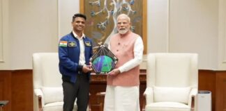 PM Modi Meets Shubhanshu Shukla: शुभांशु शुक्ला से मिले पीएम मोदी, ग्रुप कैप्टन ने प्रधानमंत्री से शेयर किए अंतरिक्ष के अनुभव PM MODI
