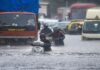 मुंबई में बारिश से चारों ओर पानी, 2 लोगों की हुई मौत बारिश