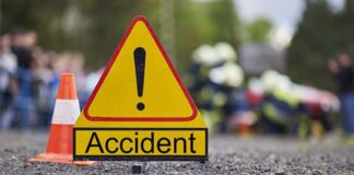 कर्नाटक में डिवाइडर से जा टकरा गई बस, 2 बच्चों की मौत, 6 घायल Karnataka News