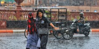 Aaj Ka Mausam: दिल्ली-NCR समेत उत्तर भारत में मूसलधार बारिश का कहर! पढ़ें आज का वेदर अपडेट Aaj Ka Mausam