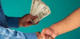 बेटी की मौत के दुख में भी पिता ने हर कदम पर दी रिश्वत, बेंगलुरु में पूर्व CFO की पोस्ट से मचा हड़कंप symbolic image