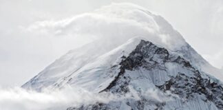 माउंट एवरेस्ट के तिब्बती हिस्से में आए बर्फीले तूफान में फंसे 1000 लोग, बचाव अभियान जारी avrest