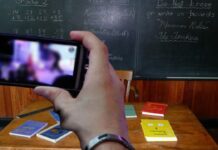 सरकारी स्कूल में महिला के साथ टीचर मना रहा था रंगरेलियां, छात्रों ने चुपके से बनाया वीडियो और कर दिया वायरल mp