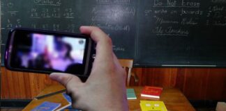 सरकारी स्कूल में महिला के साथ टीचर मना रहा था रंगरेलियां, छात्रों ने चुपके से बनाया वीडियो और कर दिया वायरल mp