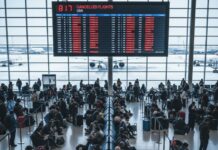 अमेरिका में शटडाउन का असर, 800 से अधिक उड़ानें रद्द, 40 हवाई अड्डों पर यातायात में कटौती लागू US Shutdown Flightes Canceled