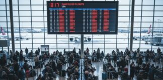 अमेरिका में शटडाउन का असर, 800 से अधिक उड़ानें रद्द, 40 हवाई अड्डों पर यातायात में कटौती लागू US Shutdown Flightes Canceled