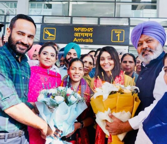 हरलीन देओल और अमनजोत कौर का वतन वापसी पर गर्मजोशी से स्वागत, ढोल की थाप पर डला भांगड़ा Punjab