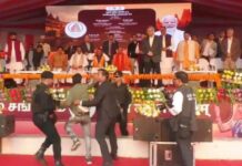 वाराणसी के नमो घाट पर सीएम योगी की सुरक्षा में बड़ी चूक, अचानक मंच तक पहुंच गया युवक CM-Yogi-Namo-Ghat-Varanasi-India