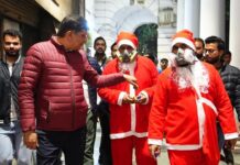 दिल्ली के प्रदूषण से सेंटा हुए बीमार, मास्क पहन “आप” नेताओं संग कनॉट प्लेस में बांटी टॉफी delhi