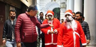 दिल्ली के प्रदूषण से सेंटा हुए बीमार, मास्क पहन “आप” नेताओं संग कनॉट प्लेस में बांटी टॉफी delhi