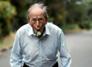 हवा से मुंह में गया पत्ता सड़क पर थूका, तो 86 साल के बुजुर्ग को लगा 26 हजार का फटका Viral