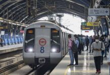 दिल्ली के मेट्रो स्टेशन पर दर्दनाक हादसा, युवक ने चलती ट्रेन के आगे कूदकर दी जान Delhi Metro