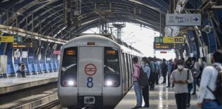 दिल्ली के मेट्रो स्टेशन पर दर्दनाक हादसा, युवक ने चलती ट्रेन के आगे कूदकर दी जान Delhi Metro