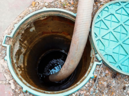 कर्नाटक में दोस्त को बचाने के लिए सेप्टिक टैंक में गया शख्स, दम घुटने से दोनों की गई जान; पुलिस की जांच जारी wo friends died of suffocation while cleaning a septic tank in Kalaburagi Karnataka