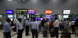 सर्वर डाउन, उड़ानें ठप! दिल्ली-मुंबई एयरपोर्ट पर सुबह-सुबह हंगामा, पैसेंजर्स की लाइनें लगीं; जानिए क्या रही वजह ai image