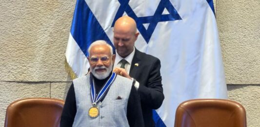 पीएम मोदी को मिला इजरायली संसद का सर्वोच्च सम्मान, नेतन्याहू बोले- ‘नरेंद्र आप मेरे दोस्त नहीं, भाई हैं’ pm-modi-conferred-speaker-of-the-knesset-medal
