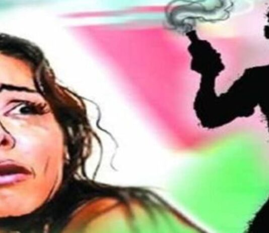 युवक ने लड़की से की मारपीट, फिर घायल अवस्था में अस्पताल पहुंची तो युवती के मुंह पर फेंका एसिड; आरोपी फरार