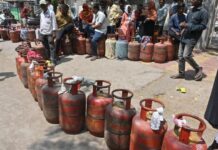 LPG सिलिंडर की आस में थमी सांसें, गैस की किल्लत के बीच लाइन में लगे-लगे उखड़ गया बुजुर्ग का दम Elderly Man Dies in Queue for Gas Cylinder