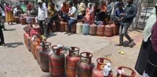 LPG सिलिंडर की आस में थमी सांसें, गैस की किल्लत के बीच लाइन में लगे-लगे उखड़ गया बुजुर्ग का दम Elderly Man Dies in Queue for Gas Cylinder