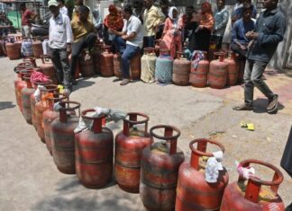 LPG सिलिंडर की आस में थमी सांसें, गैस की किल्लत के बीच लाइन में लगे-लगे उखड़ गया बुजुर्ग का दम Elderly Man Dies in Queue for Gas Cylinder