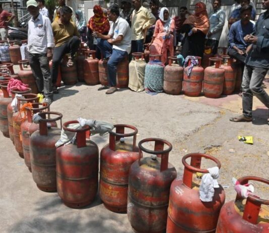 LPG सिलिंडर की आस में थमी सांसें, गैस की किल्लत के बीच लाइन में लगे-लगे उखड़ गया बुजुर्ग का दम Elderly Man Dies in Queue for Gas Cylinder