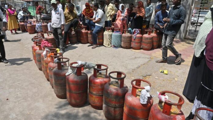 Elderly Man Dies in Queue for Gas Cylinder