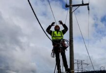 रिपेयरिंग के दौरान ही अचानक चालू हुई बिजली से पोल पर काम कर रहे लाइनमैन की दर्दनाक मौत