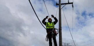 रिपेयरिंग के दौरान ही अचानक चालू हुई बिजली से पोल पर काम कर रहे लाइनमैन की दर्दनाक मौत