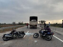 अमेठी में हुआ भीषण सड़क हादसा, ट्रक में पीछे से घुसीं दो बाइकें; तीन की मौत चार घायल