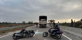 अमेठी में हुआ भीषण सड़क हादसा, ट्रक में पीछे से घुसीं दो बाइकें; तीन की मौत चार घायल