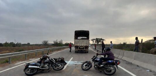 अमेठी में हुआ भीषण सड़क हादसा, ट्रक में पीछे से घुसीं दो बाइकें; तीन की मौत चार घायल