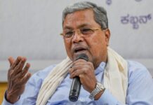 ‘किताब थामो, मोबाइल छोड़ो’, कर्नाटक सरकार ने 16 साल कम उम्र के बच्चों के लिए सोशल मीडिया किया बैन Siddaramaiah