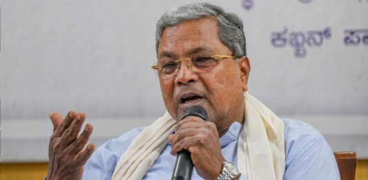 ‘किताब थामो, मोबाइल छोड़ो’, कर्नाटक सरकार ने 16 साल कम उम्र के बच्चों के लिए सोशल मीडिया किया बैन Siddaramaiah