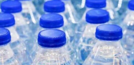 एलपीजी गैस के बाद पानी की बोतल भी हुई महंगी, युद्ध की वजह से बढ़ी आम आदमी की परेशानी