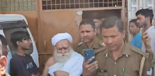 वृंदावन में ‘ढोंगी बाबा’ का काला सच हुआ बेनकाब, बच्चों से घिनौनी हरकत का वीडियो वायरल; ग्रामीणों ने की पिटाई Mathura News