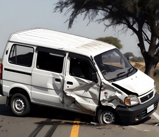 हरियाणा में टायर फटने से पलट गई इको गाड़ी, दो युवकों की मौत और तीन घायल Haryana