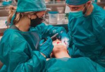 मसूड़े के सूजन को दिखाने डॉक्टर के पास पहुंचा मरीज, जांच में निकली बीमारी की वजह से कटवाने पड़े दोनों हाथ-पैर