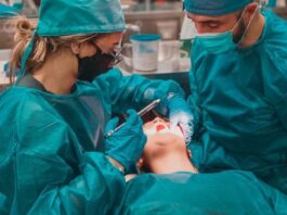 मसूड़े के सूजन को दिखाने डॉक्टर के पास पहुंचा मरीज, जांच में निकली बीमारी की वजह से कटवाने पड़े दोनों हाथ-पैर