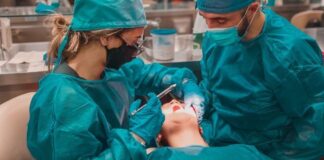 मसूड़े के सूजन को दिखाने डॉक्टर के पास पहुंचा मरीज, जांच में निकली बीमारी की वजह से कटवाने पड़े दोनों हाथ-पैर