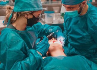 मसूड़े के सूजन को दिखाने डॉक्टर के पास पहुंचा मरीज, जांच में निकली बीमारी की वजह से कटवाने पड़े दोनों हाथ-पैर