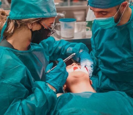 मसूड़े के सूजन को दिखाने डॉक्टर के पास पहुंचा मरीज, जांच में निकली बीमारी की वजह से कटवाने पड़े दोनों हाथ-पैर