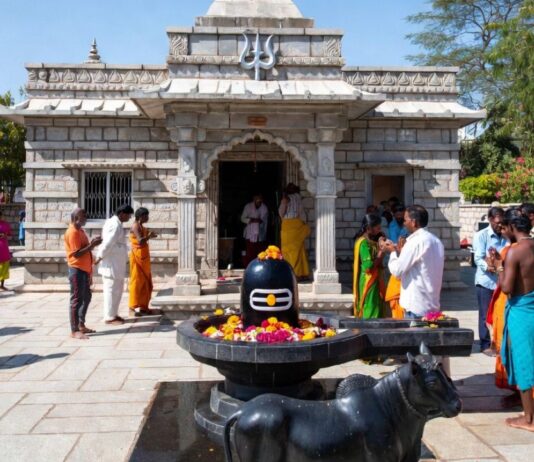 महराजगंज: प्राचीन शिव मंदिर में मांस का टुकड़ा फेंकने से मचा बवाल, पुलिस ने आरोपी को किया गिरफ्तार