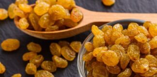 भीगी हुई या सूखी किशमिश खाने का सही तरीका क्या है? उसके छुपे फायदे यहां जानें Soaked vs Dry Raisins