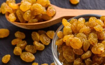 भीगी हुई या सूखी किशमिश खाने का सही तरीका क्या है? उसके छुपे फायदे यहां जानें Soaked vs Dry Raisins