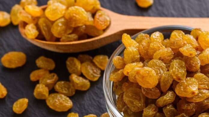 Soaked vs Dry Raisins