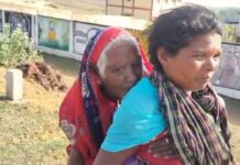 छत्तीसगढ़: सास को पीठ पर ढोकर 500 रुपए पेंशन के लिए 9 किमी पैदल चली बहू Chhattisgarh Daughter in law walks 9 km carrying her mother in law on her back to collect a 500 pension