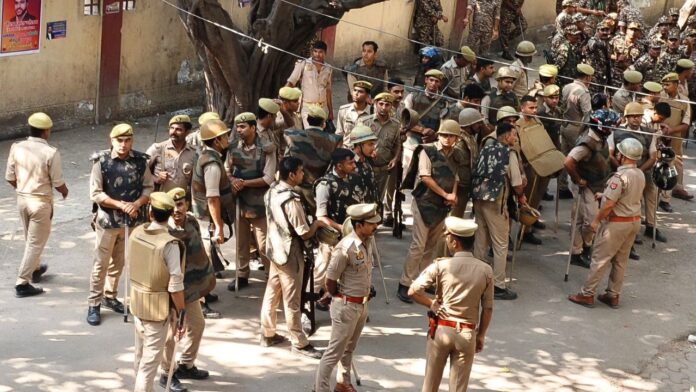 Fierce clash breaks out between lawyers and police in Lucknow Fierce clash breaks out between lawyers and police in Lucknow