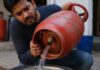 गैस सिलेंडर से निकला पानी, 2500 रुपये का नुकसान, वीडियो देख लोग रह गए हैरान Water Instead of Gas in LPG Cylinder Customer Faces Loss of Thousands Video Goes Viral