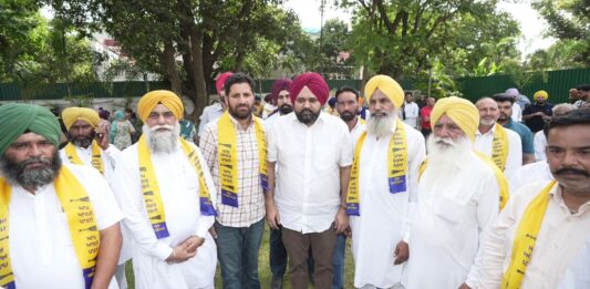 बेअदबी विरोधी सख्त कानून से अकाली दल और कांग्रेस के सैकड़ों नेता हुए प्रभावित, जॉइन की आम आदमी पार्टी Punjab Aam Aadmi Party