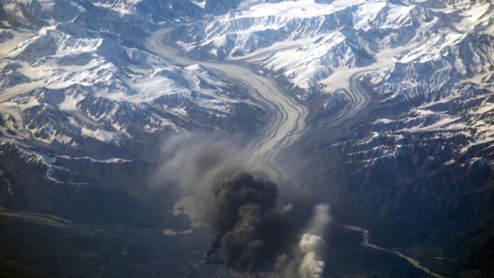 The Himalayas are facing a major threat, with pollution in Bihar and Bengal rapidly melting glaciers. The Himalayas are facing a major threat, with pollution in Bihar and Bengal rapidly melting glaciers.